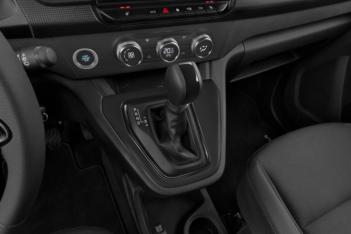 Schaltknüppel eines Nissan Townstar Kombi EV