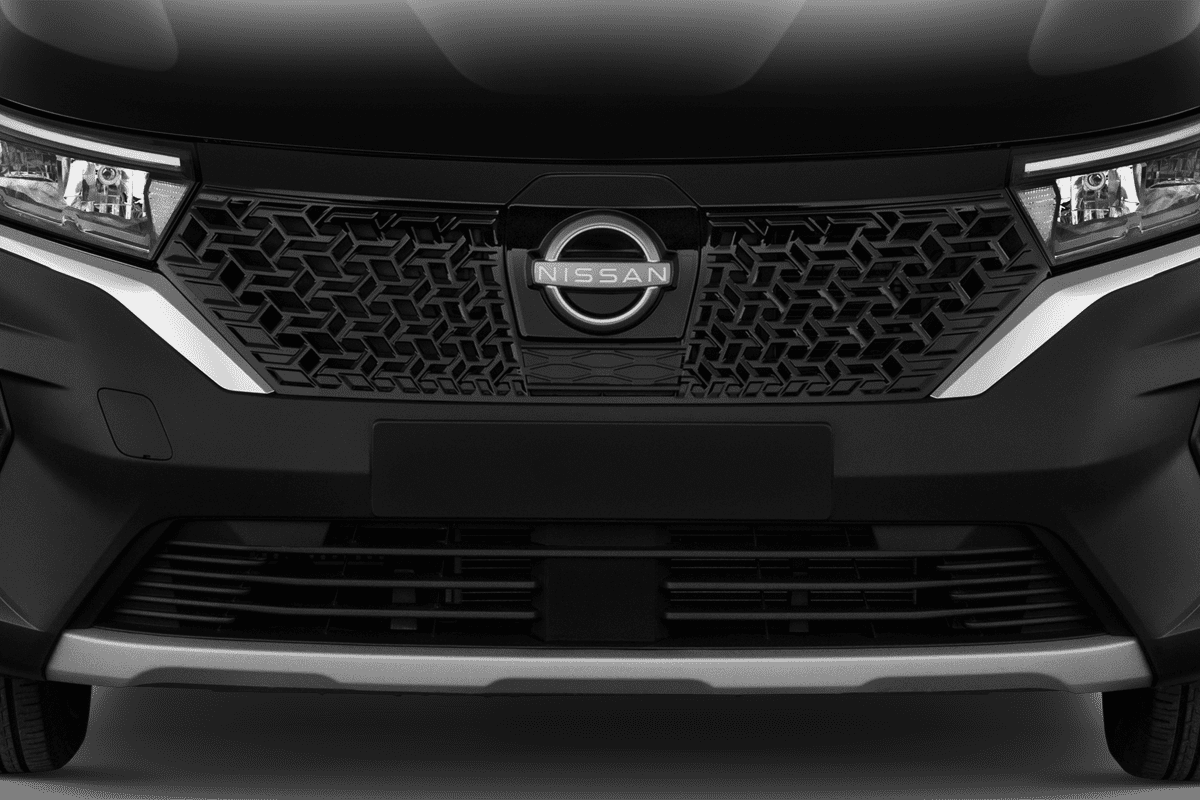 Kühlergrill eines Nissan Townstar Kombi EV