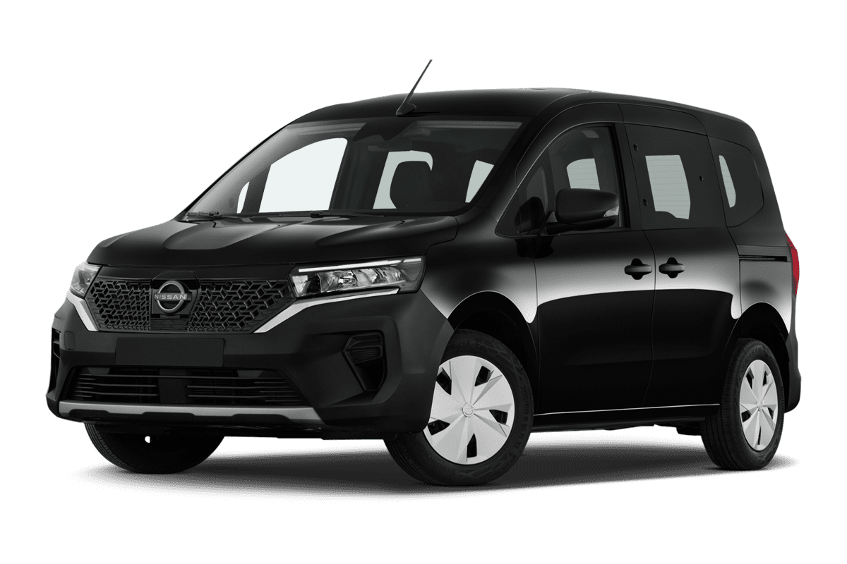 Tiefe, schräge Heckansicht eines Nissan Townstar Kombi EV, freigestellt