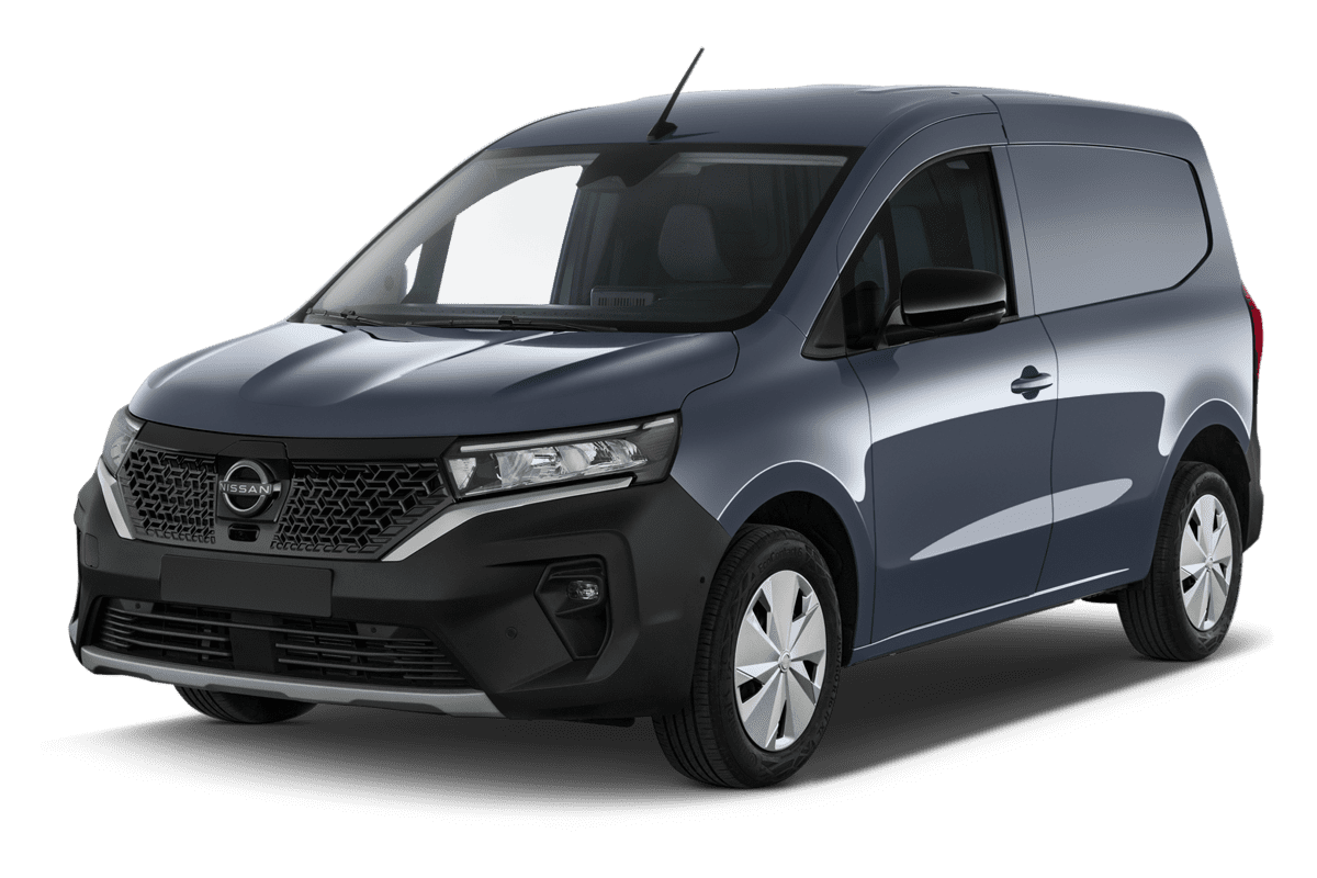 Schräge Frontansicht eines Nissan Townstar Kastenwagen EV, freigestellt