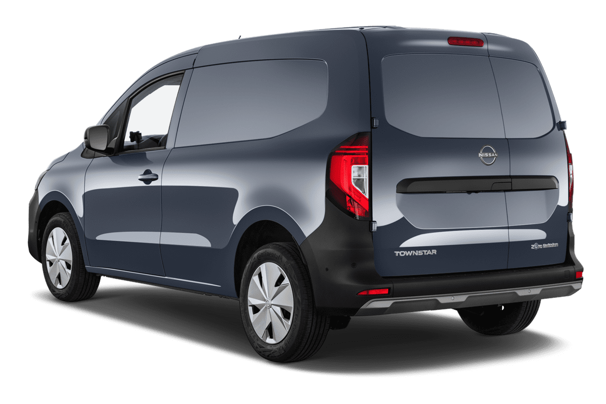 Schräge Heckansicht eines Nissan Townstar Kastenwagen EV, freigestellt