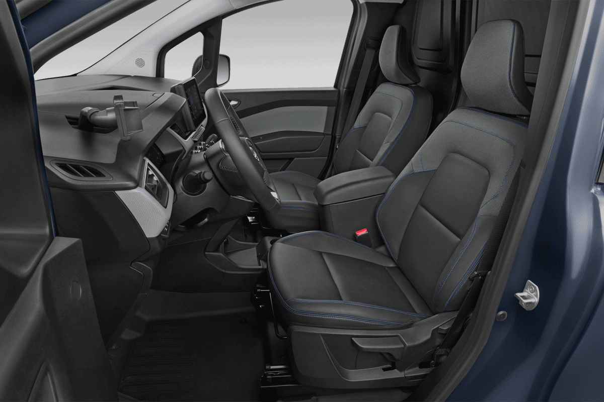 Vordersitze eines Nissan Townstar Kastenwagen EV