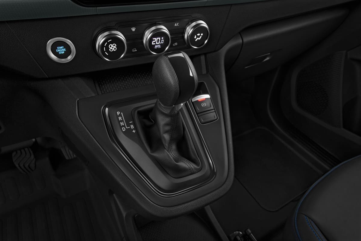 Schaltknüppel eines Nissan Townstar Kastenwagen EV