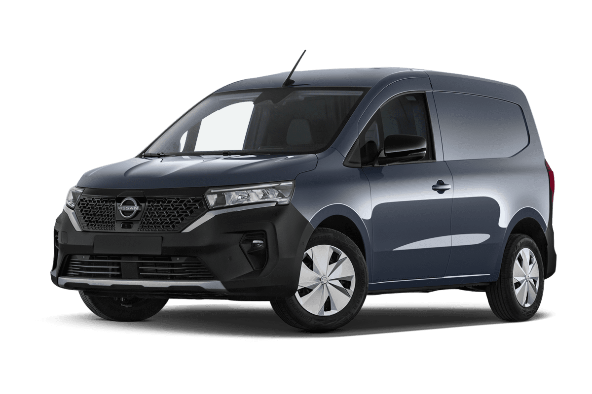 Tiefe, schräge Heckansicht eines Nissan Townstar Kastenwagen EV, freigestellt