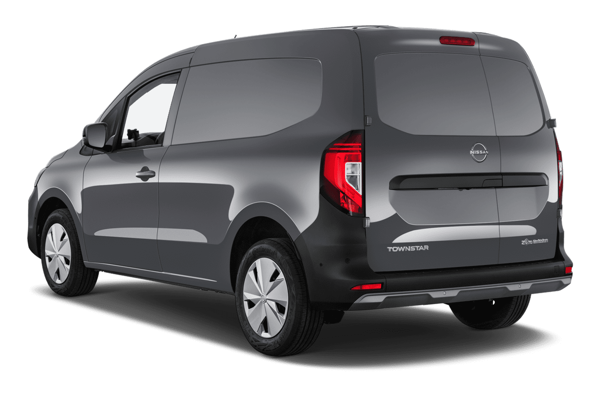 Schräge Heckansicht eines Nissan Townstar Kastenwagen EV, freigestellt