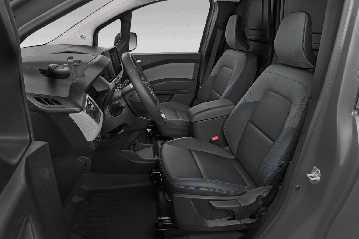 Vordersitze eines Nissan Townstar Kastenwagen EV
