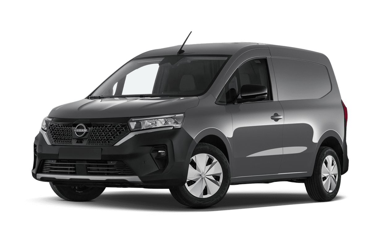 Tiefe, schräge Heckansicht eines Nissan Townstar Kastenwagen EV, freigestellt