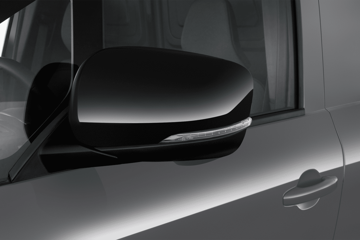 Rückspiegel eines Nissan Townstar Kastenwagen EV
