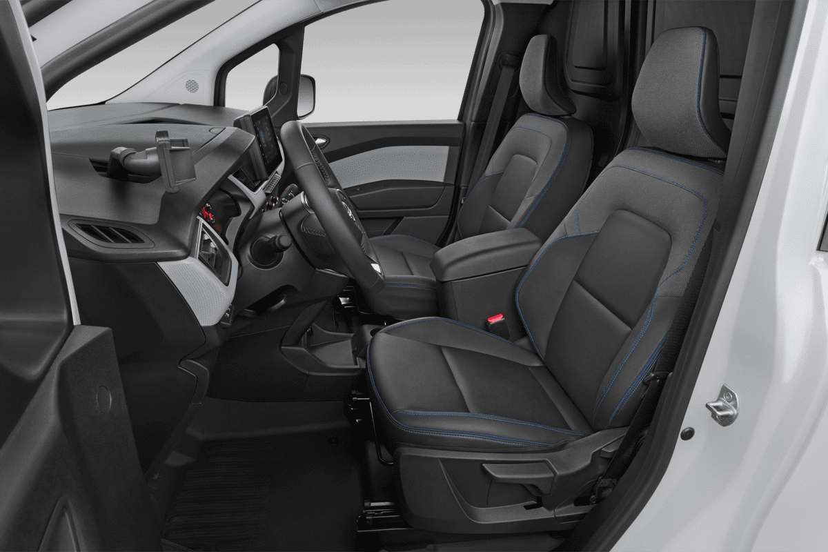 Vordersitze eines Nissan Townstar Kastenwagen