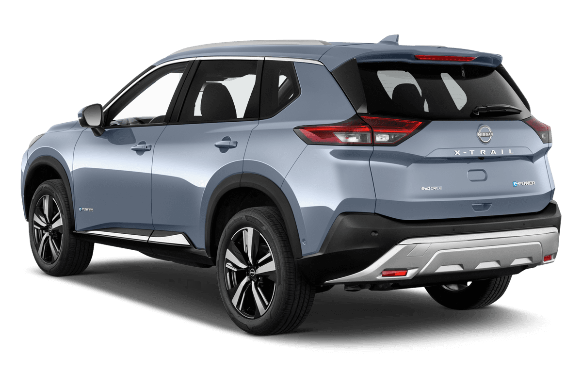 Schräge Heckansicht eines Nissan X-Trail e-Power, freigestellt