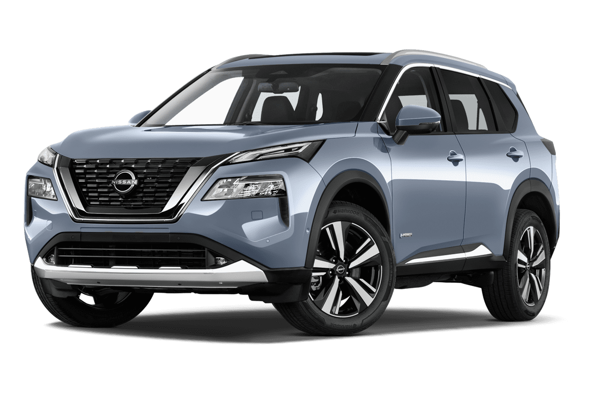 Tiefe, schräge Heckansicht eines Nissan X-Trail e-Power, freigestellt