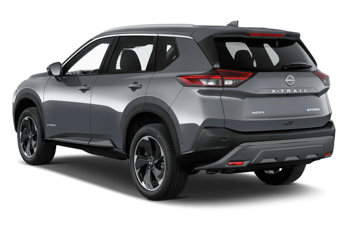 Schräge Heckansicht eines Nissan X-Trail, freigestellt