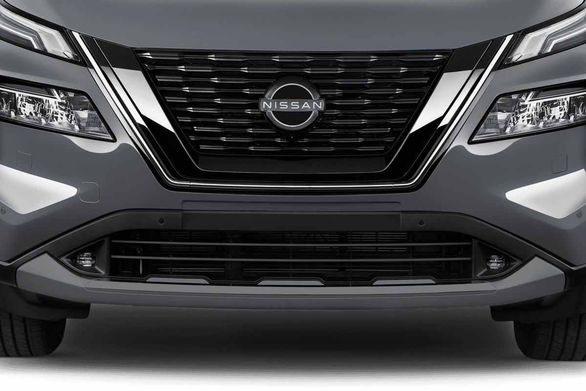 Kühlergrill eines Nissan X-Trail