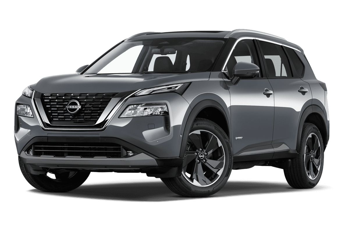 Tiefe, schräge Heckansicht eines Nissan X-Trail, freigestellt