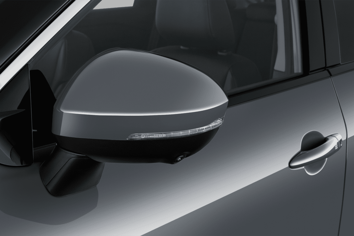 Rückspiegel eines Nissan X-Trail