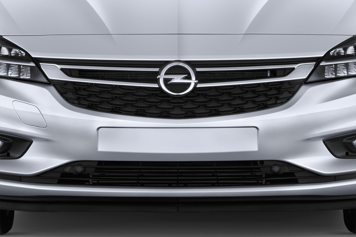 Kühlergrill eines Opel Astra Sports Tourer Active