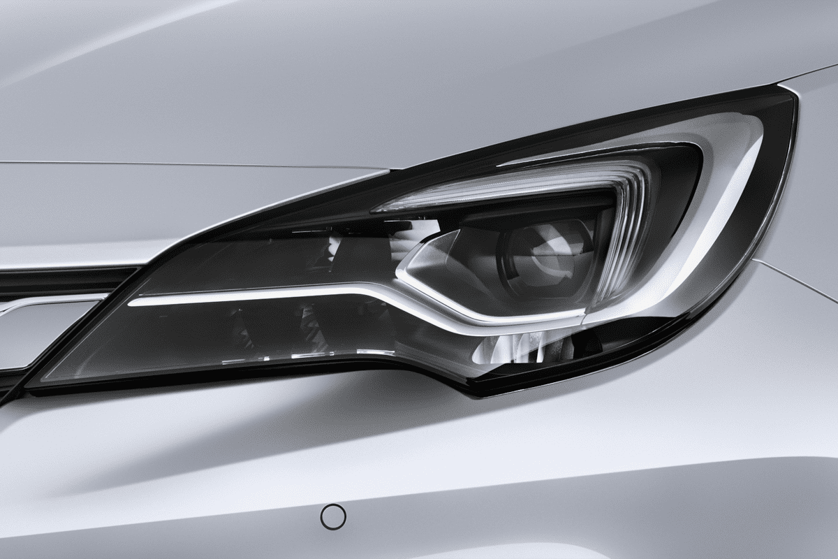 Frontscheinwerfer eines Opel Astra Sports Tourer Active