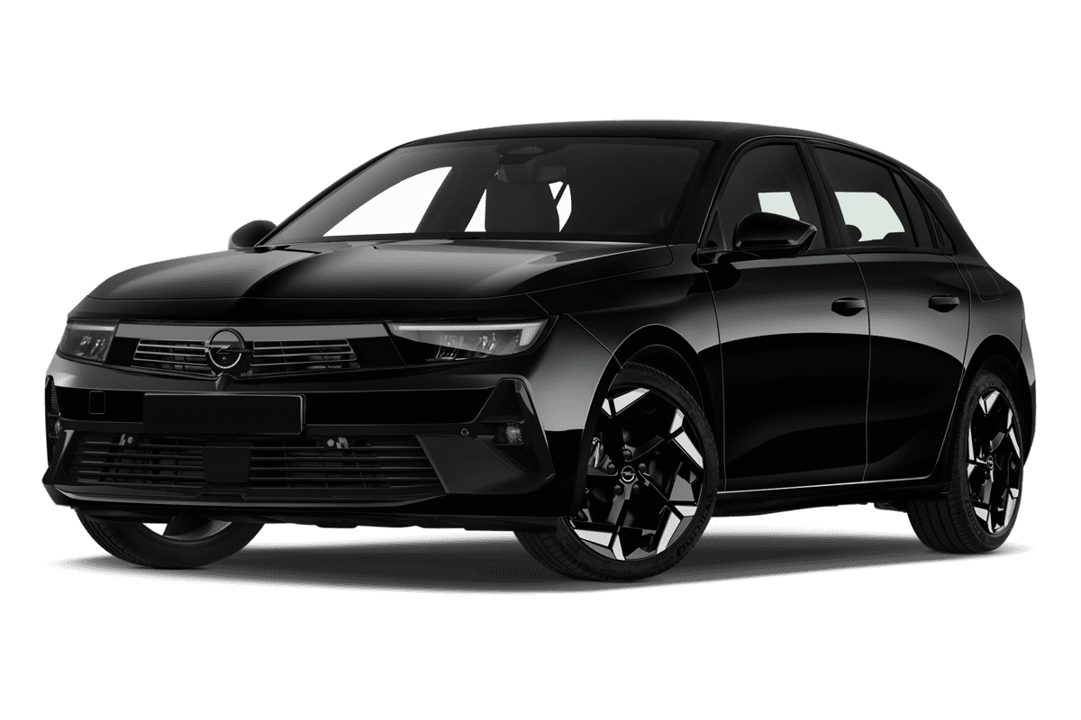 Tiefe, schräge Heckansicht eines Opel Astra Plug-in-Hybrid , freigestellt