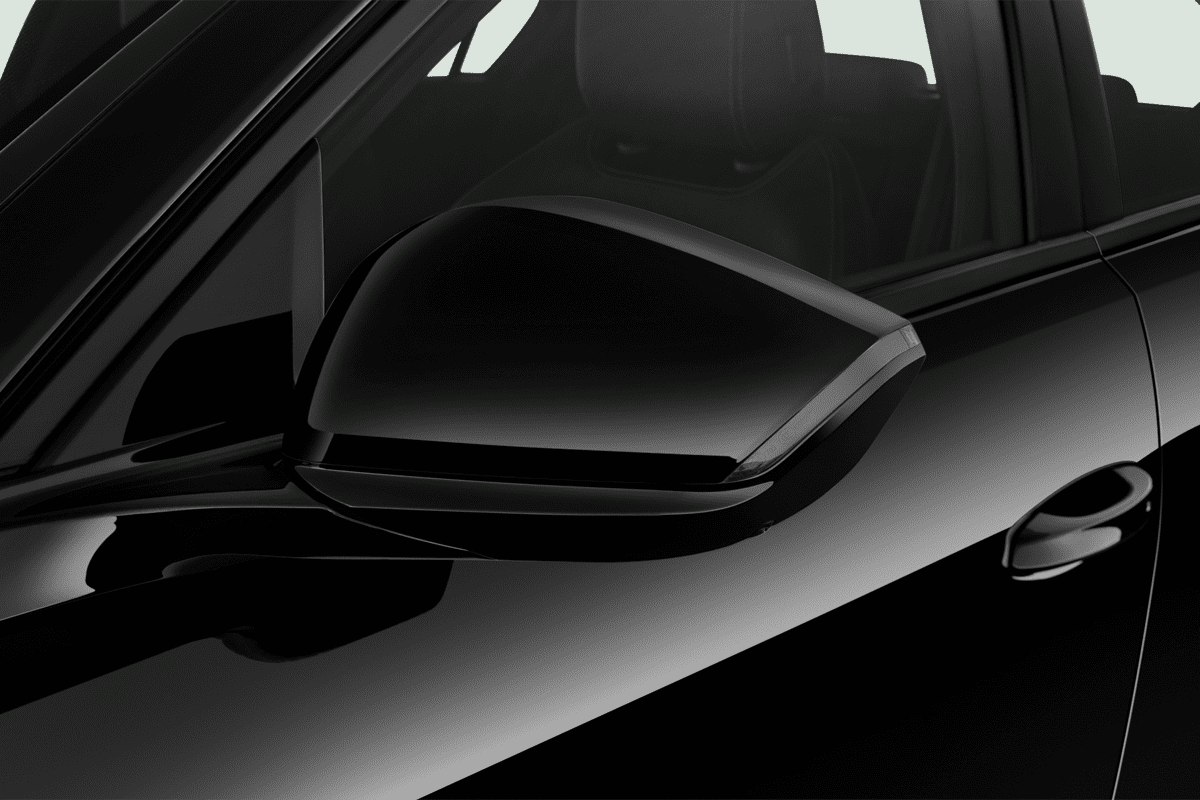 Rückspiegel eines Opel Astra Plug-in-Hybrid 