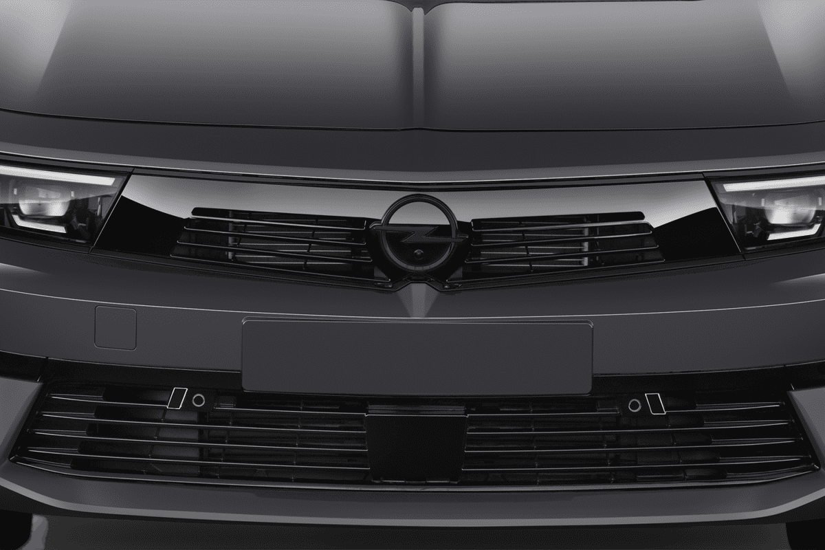 Kühlergrill eines Opel Astra Sports Tourer Electric