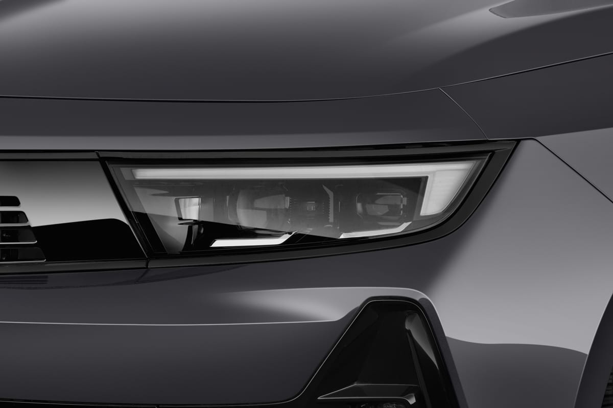 Frontscheinwerfer eines Opel Astra Sports Tourer Electric