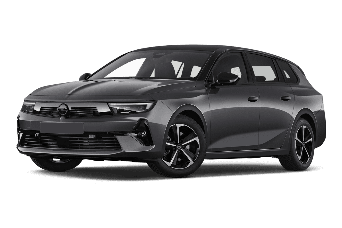 Tiefe, schräge Heckansicht eines Opel Astra Sports Tourer Electric, freigestellt