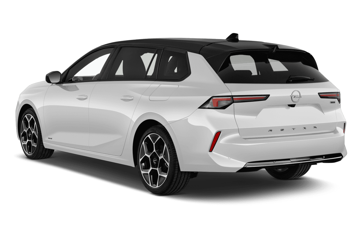 Schräge Heckansicht eines Opel Astra Sports Tourer Plug-in-Hybrid , freigestellt