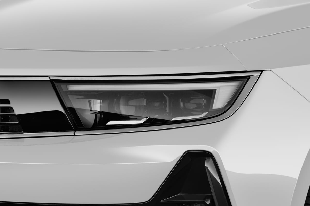 Frontscheinwerfer eines Opel Astra Sports Tourer Plug-in-Hybrid 