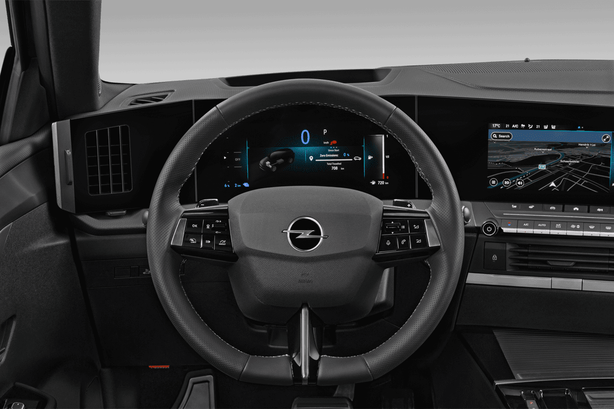 Lenkrad eines Opel Astra Sports Tourer Plug-in-Hybrid 