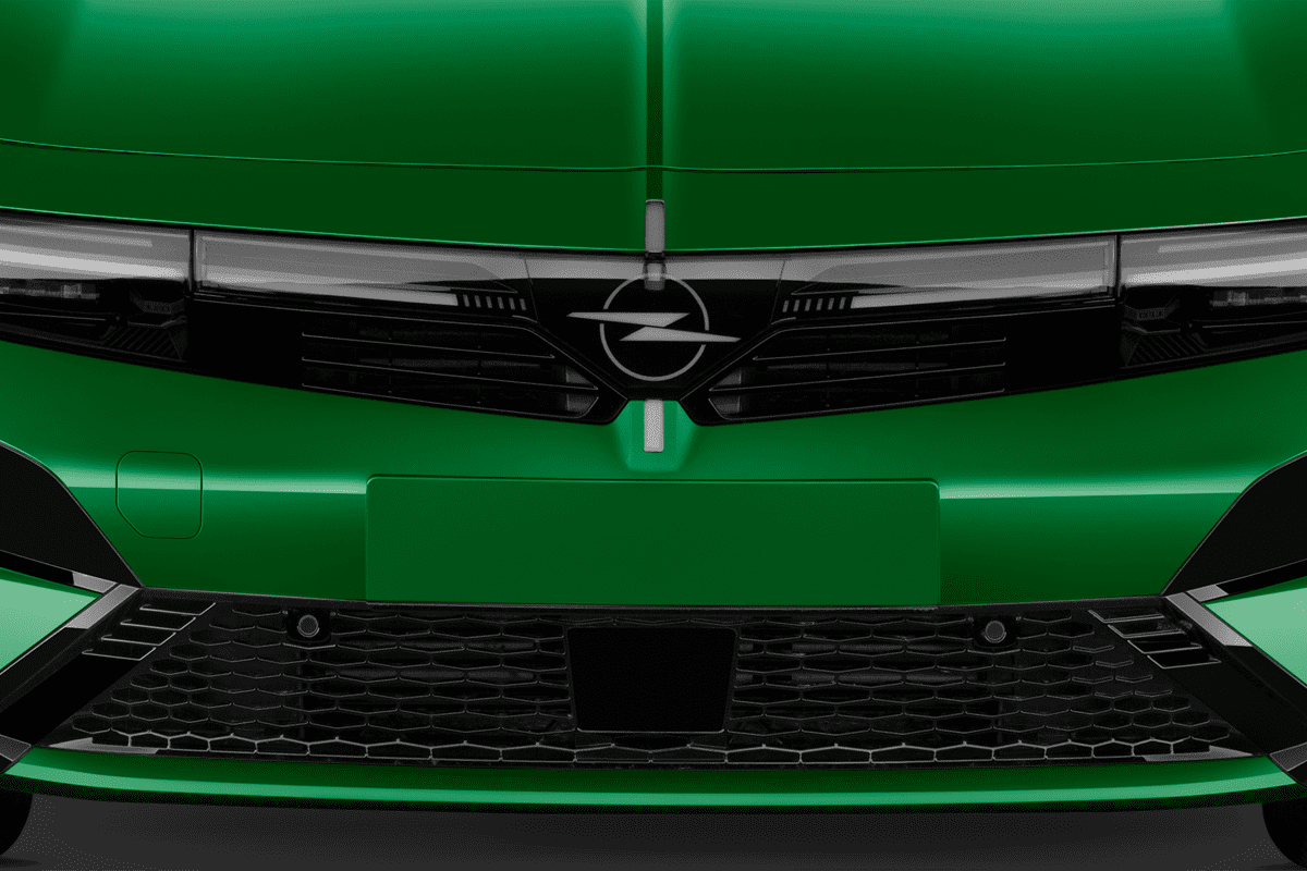 Kühlergrill eines Opel Astra Sports Tourer Plug-in-Hybrid