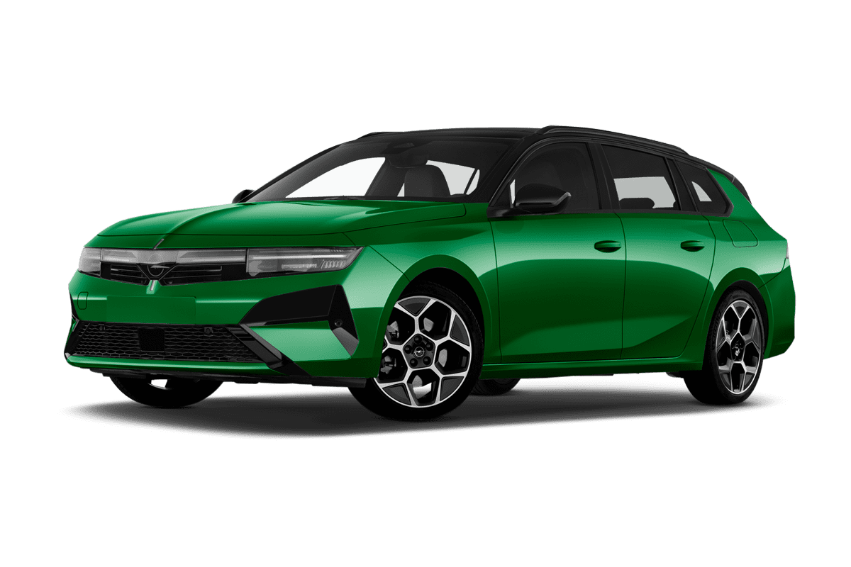Tiefe, schräge Heckansicht eines Opel Astra Sports Tourer Plug-in-Hybrid , freigestellt