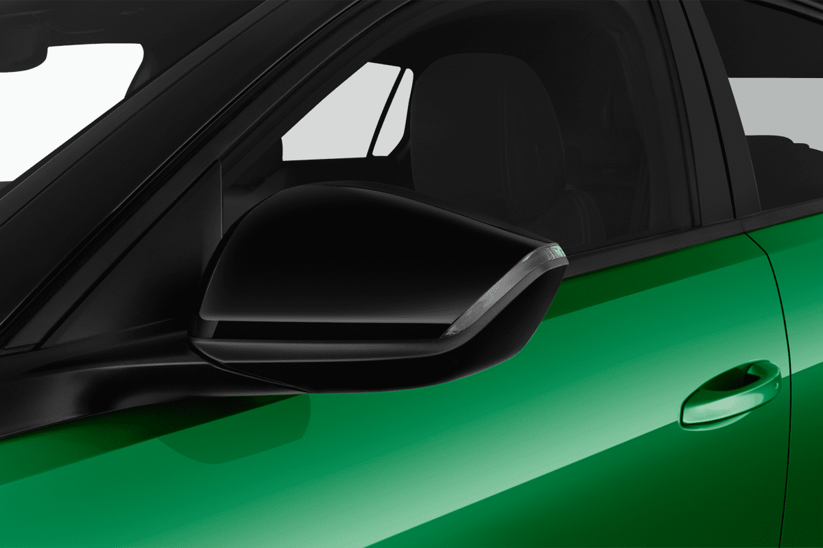 Rückspiegel eines Opel Astra Sports Tourer Plug-in-Hybrid