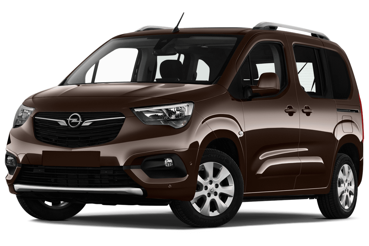 Tiefe, schräge Heckansicht eines Opel Combo XL, freigestellt