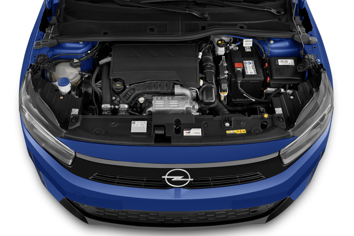 Motorraum eines Opel Corsa