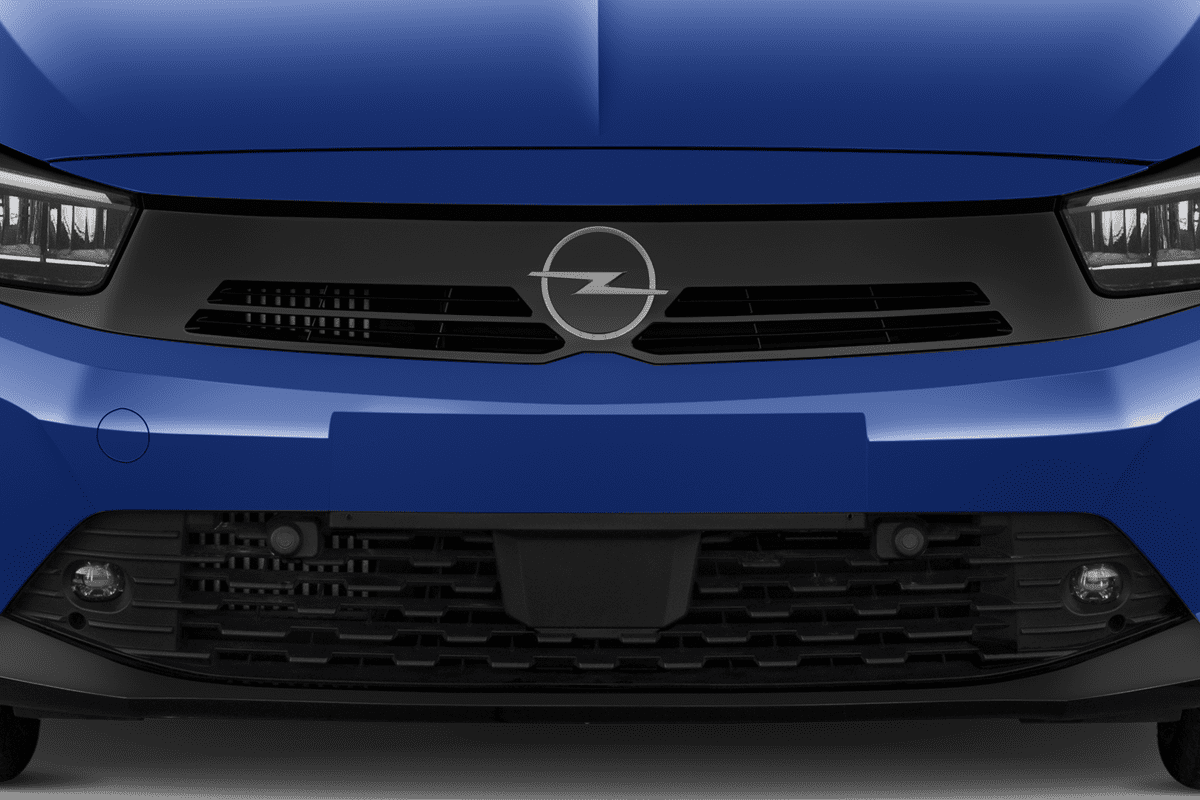 Kühlergrill eines Opel Corsa