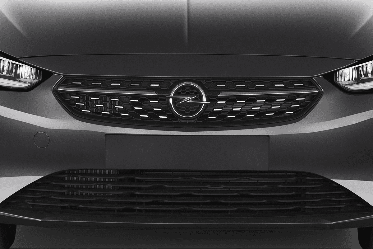 Kühlergrill eines Opel Corsa 40 Jahre