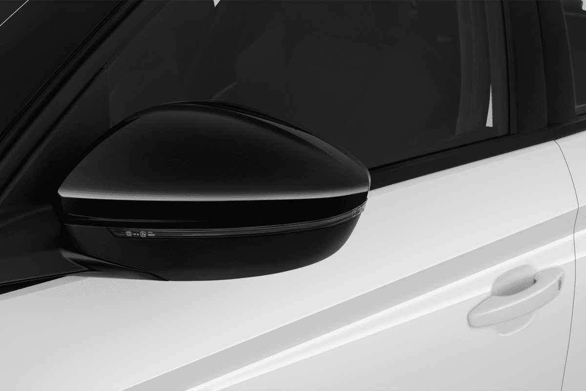 Rückspiegel eines Opel Corsa