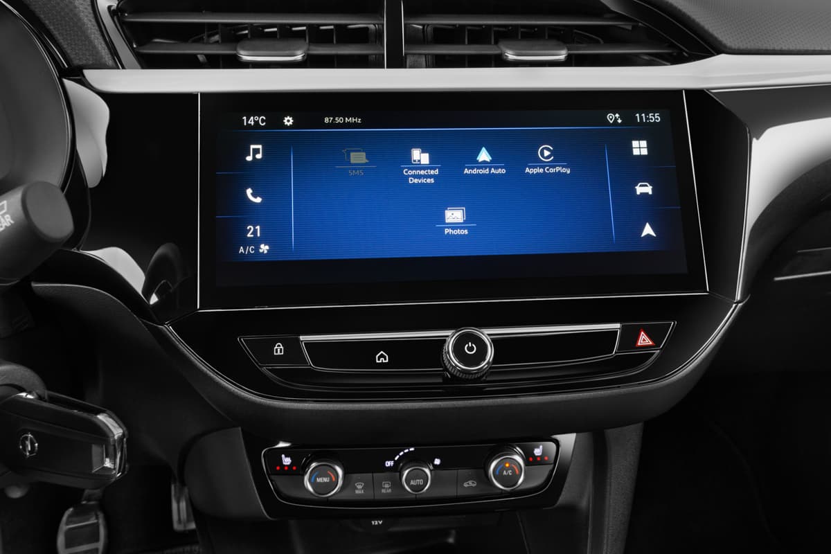 Mittelkonsole eines Opel Corsa Electric