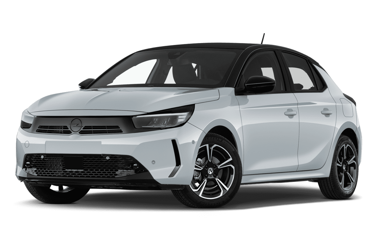 Tiefe, schräge Heckansicht eines Opel Corsa Electric, freigestellt