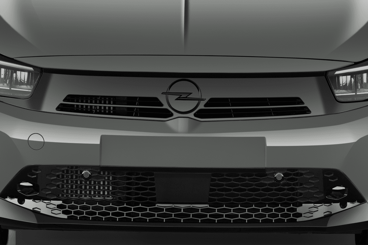 Kühlergrill eines Opel Corsa Electric (KI-generiert)
