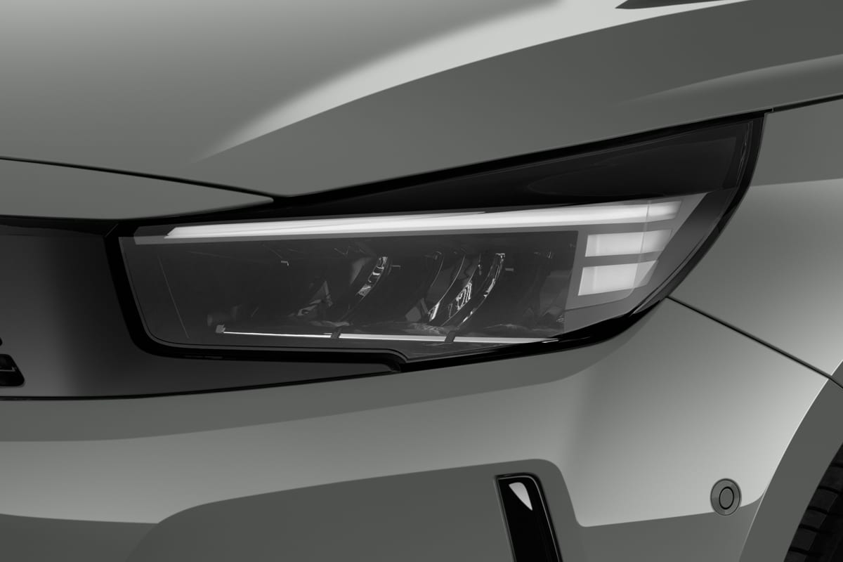 Frontscheinwerfer eines Opel Corsa Electric (KI-generiert)