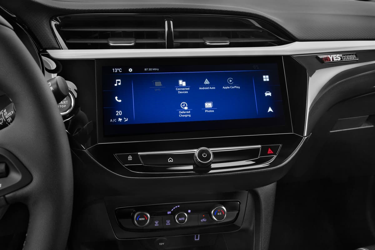 Mittelkonsole eines Opel Corsa Electric (KI-generiert)