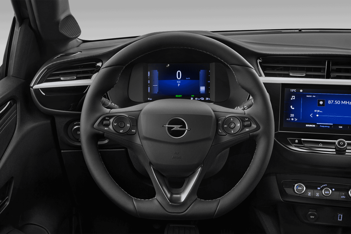 Lenkrad eines Opel Corsa Electric (KI-generiert)