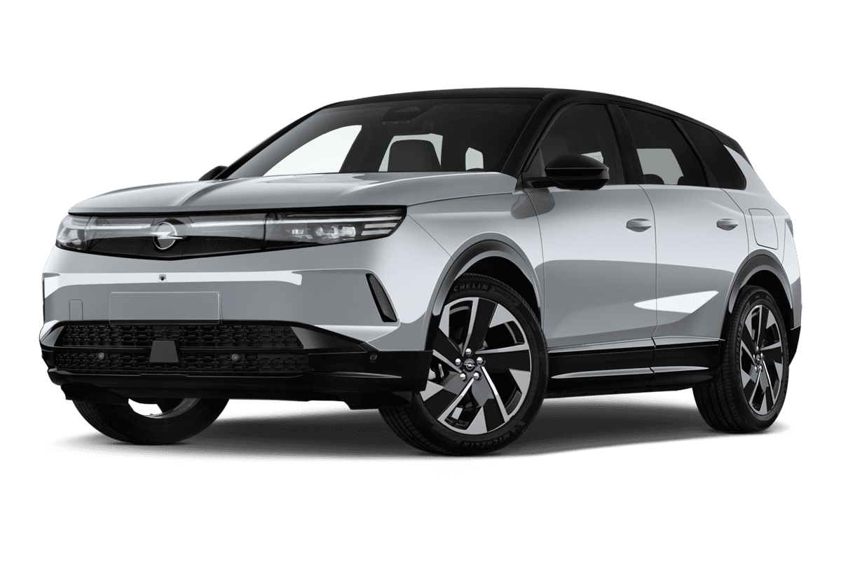 Tiefe, schräge Heckansicht eines Opel Grandland Electric , freigestellt