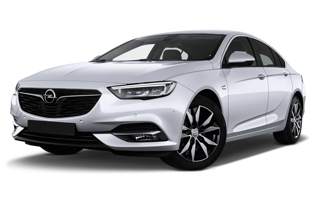 Tiefe, schräge Heckansicht eines Opel Insignia Grand Sport, freigestellt