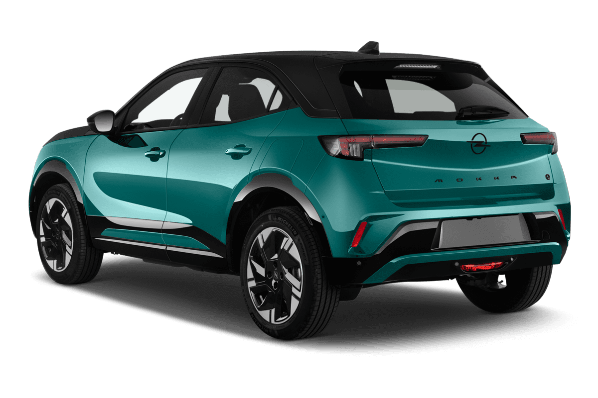 Schräge Heckansicht eines Opel Mokka Electric, freigestellt