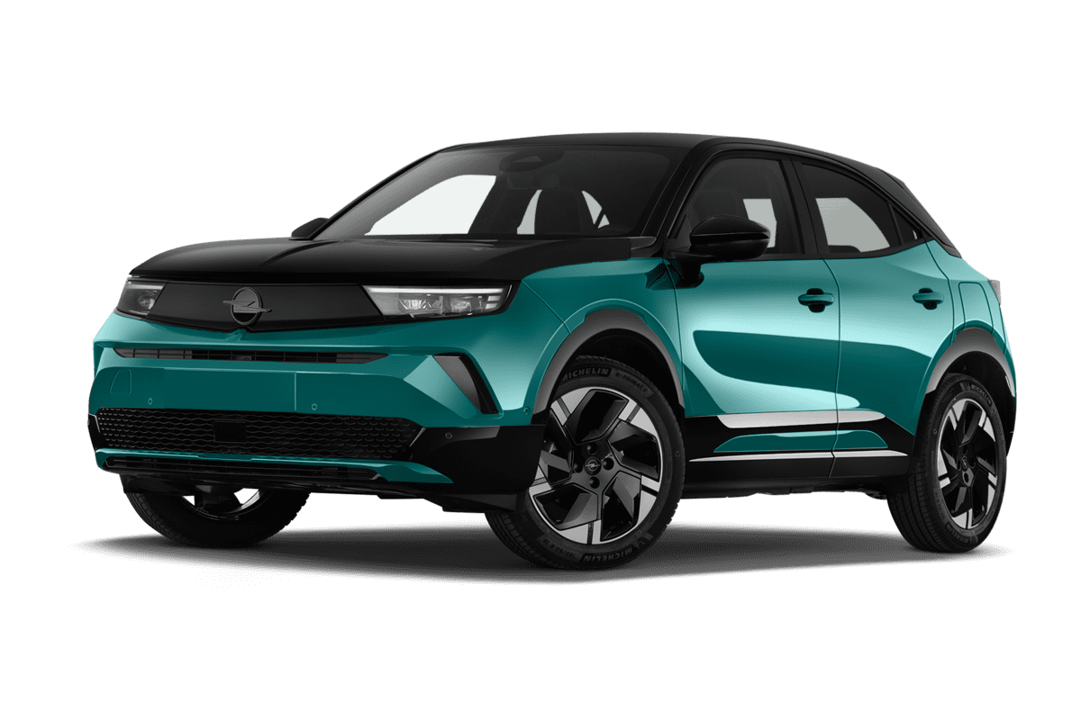 Tiefe, schräge Heckansicht eines Opel Mokka Electric, freigestellt