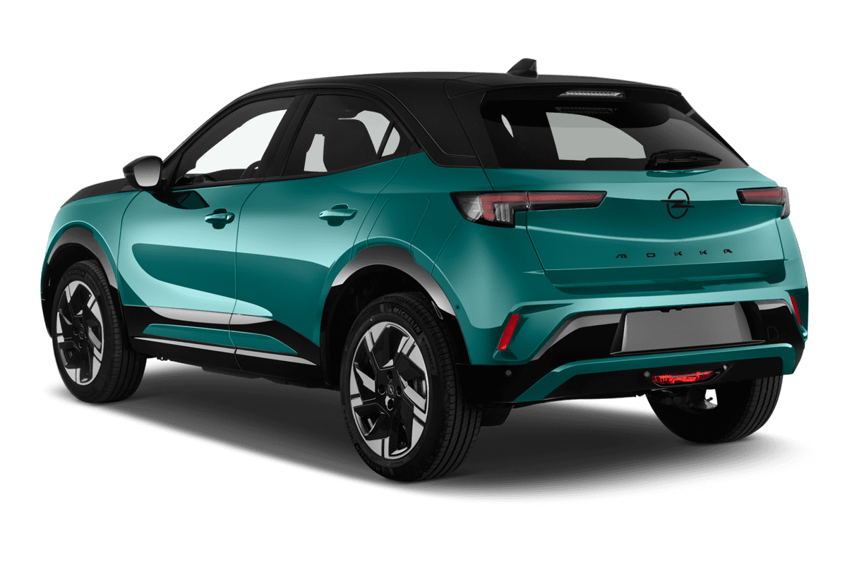 Schräge Heckansicht eines Opel Mokka Electric, freigestellt