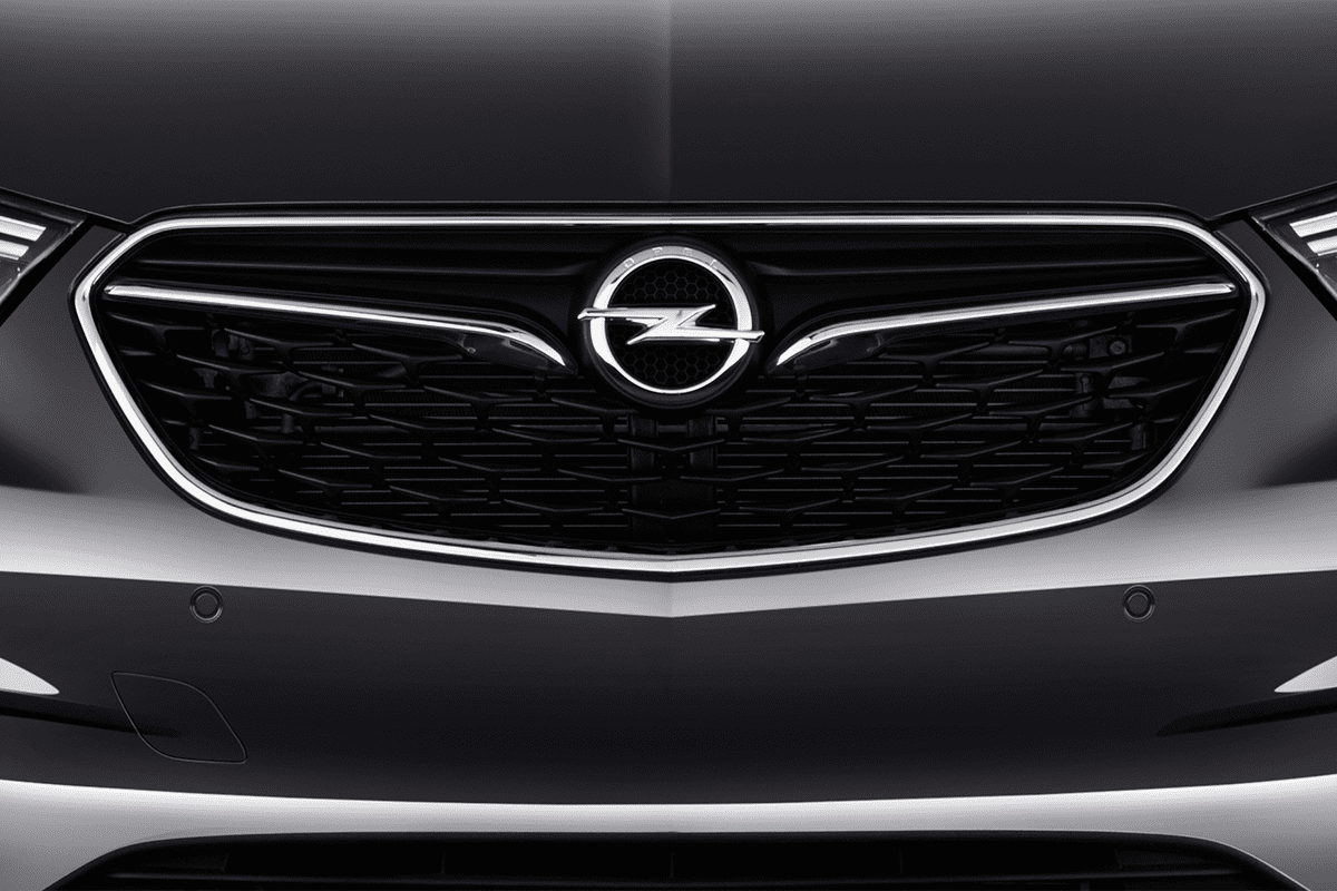 Kühlergrill eines Opel Mokka X LPG