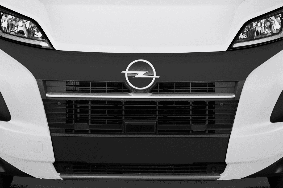 Kühlergrill eines Opel Movano Kastenwagen